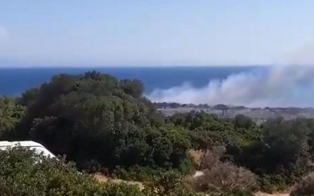 Declarado un incendio forestal en primera línea de playa en Tarifa.