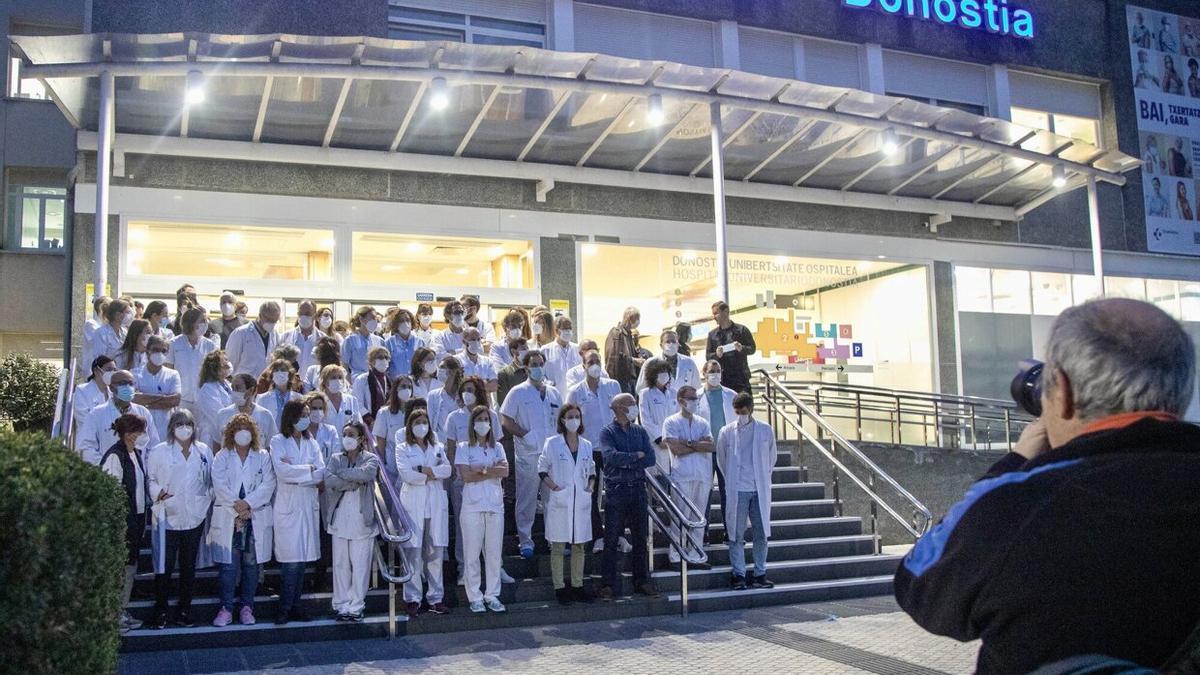 Los jefes de servicio del Hospital Donostia han retomado las concentraciones este lunes
