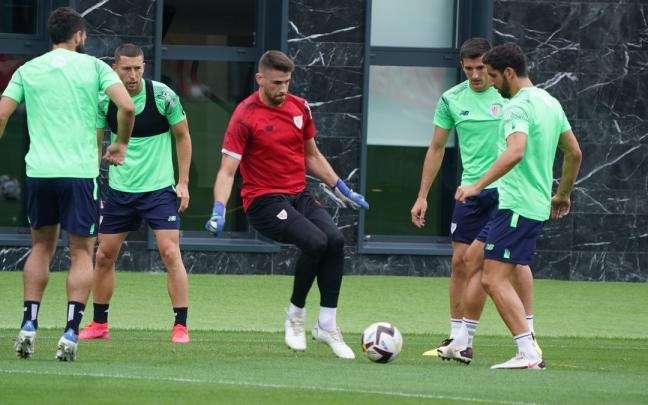 Unai Simón se entrena en Lezama con sus compañeros. Unai Simón se entrena en Lezama con sus compañeros.