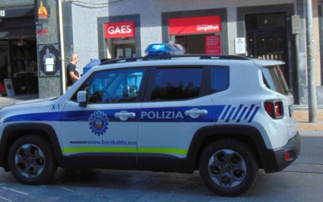 Imagen de archivo de una patrulla de la Policía Local de Barakaldo. Imagen de archivo de una patrulla de la Policía Local de Barakaldo.