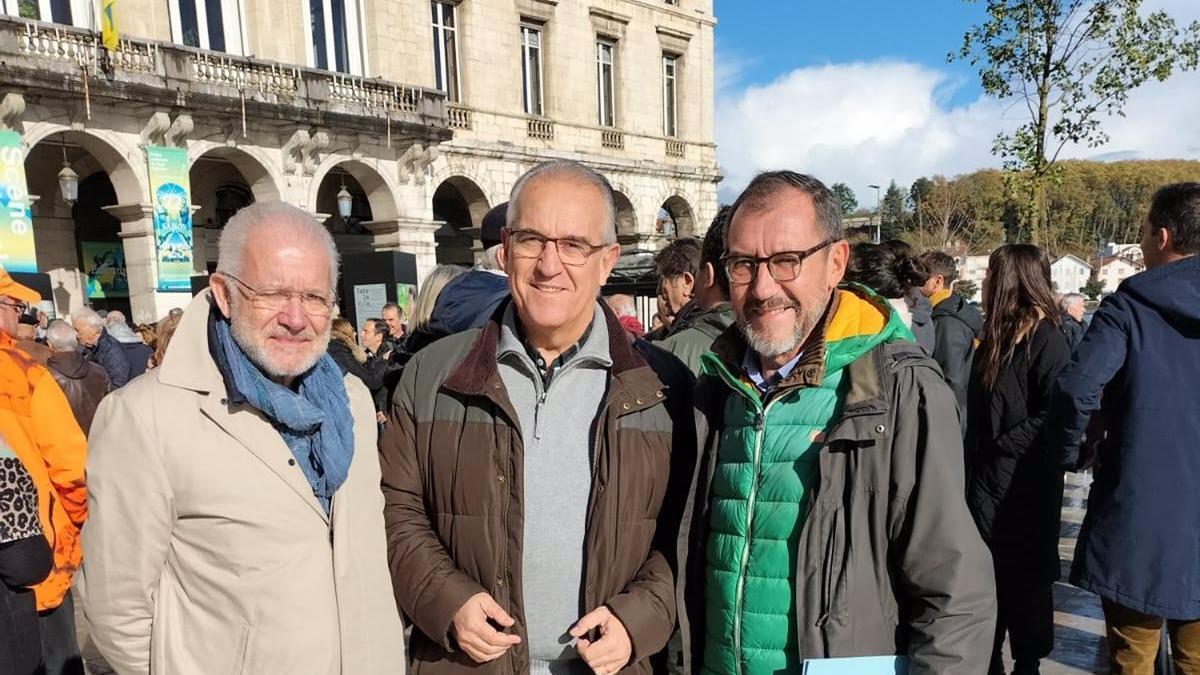 El alcalde de Pamplona, Enrique Maya (c), asiste a una manifestación en Bayona en defensa de las corridas de toros.