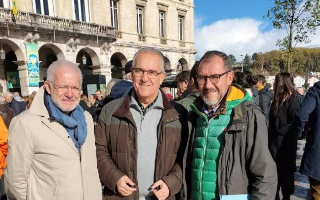 El alcalde de Pamplona, Enrique Maya (c), asiste a una manifestación en Bayona en defensa de las corridas de toros. El alcalde de Pamplona, Enrique Maya (c), asiste a una manifestación en Bayona en defensa de las corridas de toros.