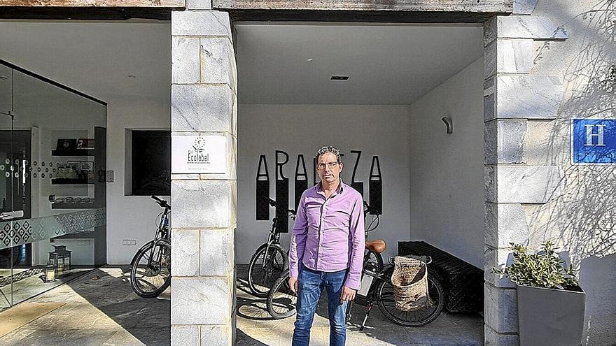 Alberto Madinabeitia, director de Arantza hotela, posa en la entrada tras recibir el sello EcoLabel.