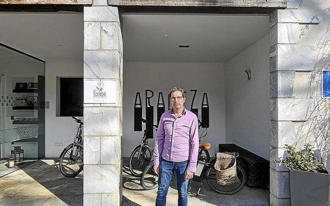Alberto Madinabeitia, director de Arantza hotela, posa en la entrada tras recibir el sello EcoLabel.