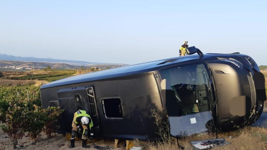 Estado en el que ha quedado el autobús escolar volcado en Elciego