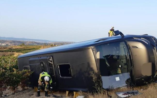 Estado en el que ha quedado el autobús escolar volcado en Elciego