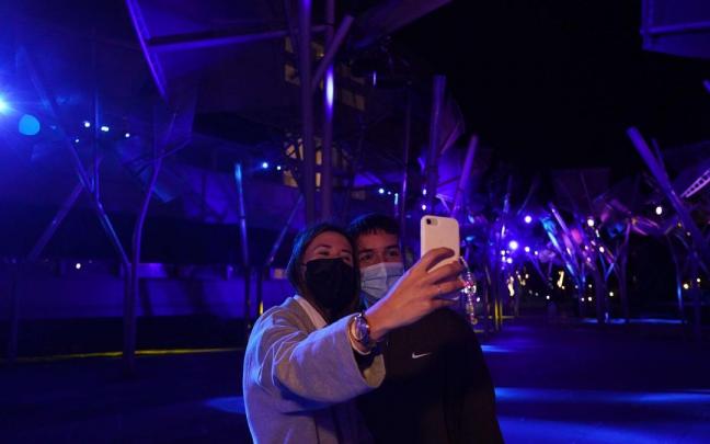 Una pareja se hace un selfie junto a Euskaiduna.