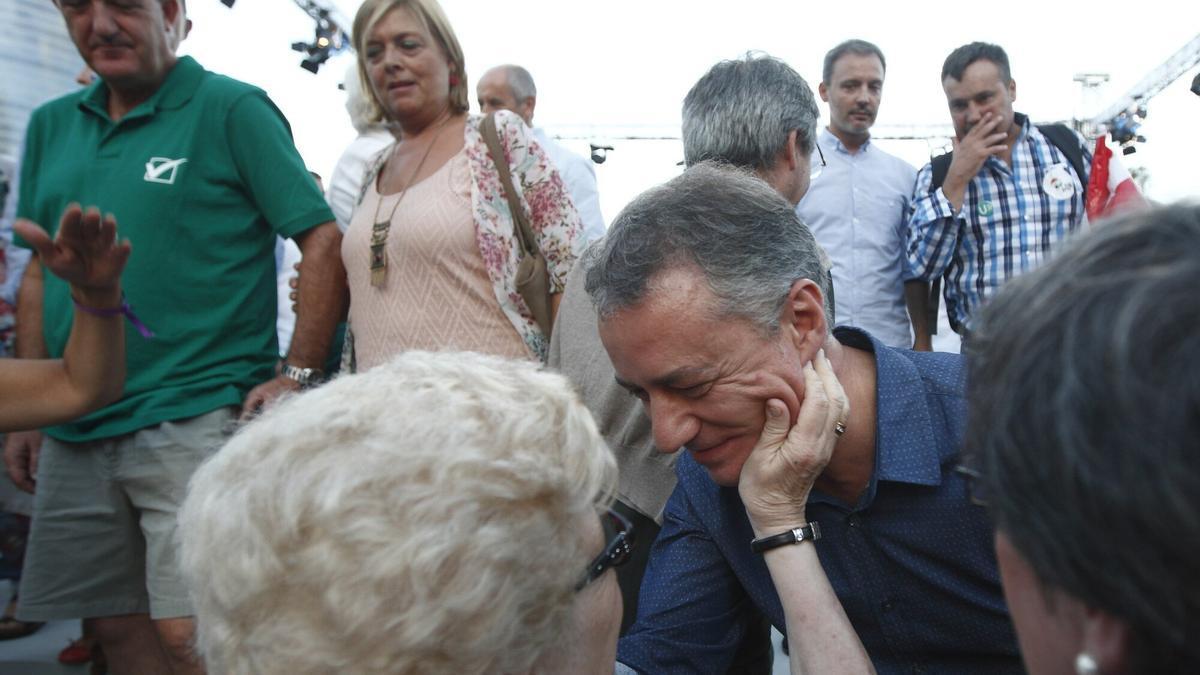 El lehendakari, Iñigo Urkullu, recibe un gesto de afecto de una ciudadana.