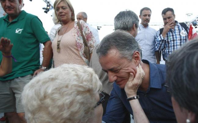 El lehendakari, I&ntilde;igo Urkullu, recibe un gesto de afecto de una ciudadana.