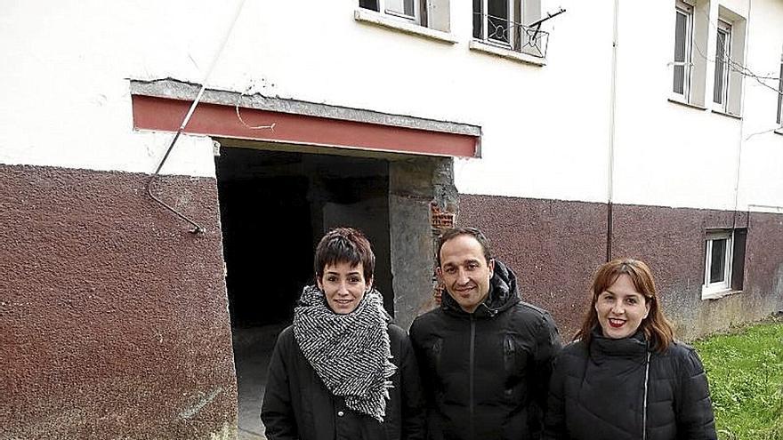 La educadora Leire García, el coordinador del programa Javier Jiménez y la edil Maitane Muñoz, ayer.