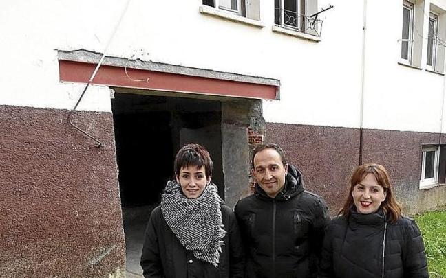 La educadora Leire García, el coordinador del programa Javier Jiménez y la edil Maitane Muñoz, ayer. La educadora Leire García, el coordinador del programa Javier Jiménez y la edil Maitane Muñoz, ayer.