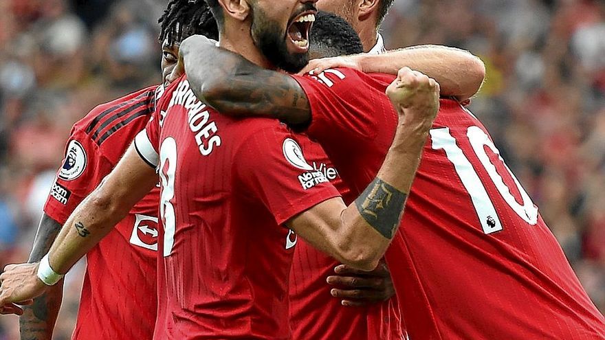 Bruno Fernandes celebra el 3-1 de Rashford (semi tapado) con la grada de Old Trafford. | FOTO: EFE