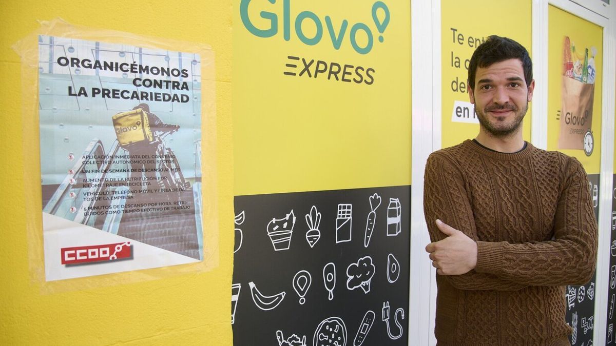 David Moreno &Aacute;lvarez, en el centro de trabajo de Glovo Express, en Pamplona.