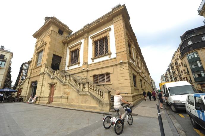 Edificio de la Pescadería de La Bretxa, que acogerá el mercado tradicional, el ambulatorio y una cancha deportiva.