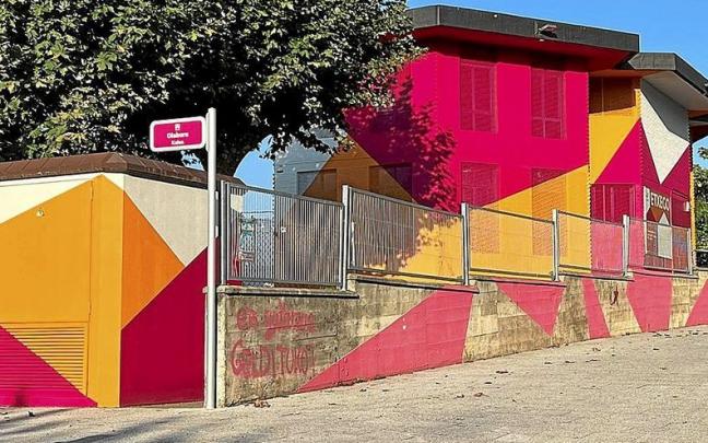 La fachada del gazteleku cuenta con colores frescos y juveniles.