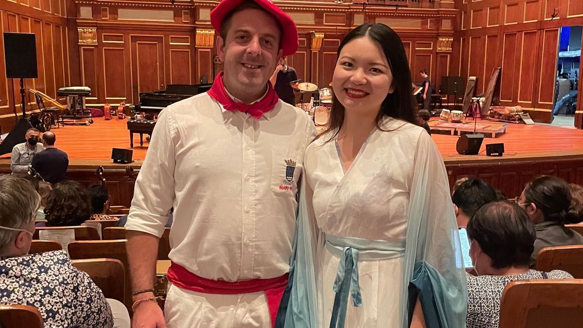 El jotero y acordeonista, con una de las participantes japonesas en el congreso, la artista Kateria Luo.