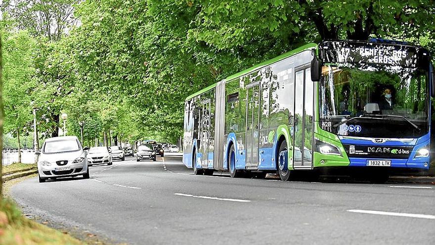 Un autobús de Dbus circula por el paseo de los Fueros.