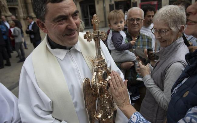 Mikel Garciandia, en Pamplona, con la imagen de San Miguel de Aralar