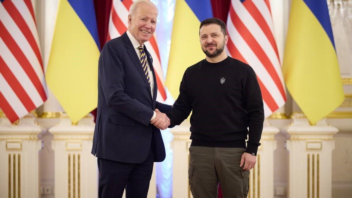 Biden y Zelenski, durante el encuentro que han mantenido este lunes en Kiev.
