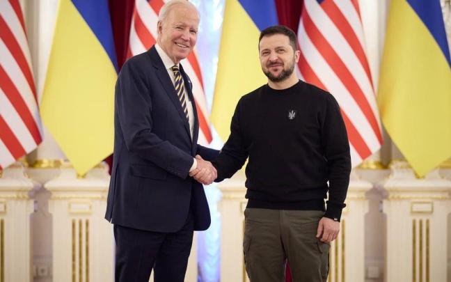 Biden y Zelenski, durante el encuentro que han mantenido este lunes en Kiev. Biden y Zelenski, durante el encuentro que han mantenido este lunes en Kiev.