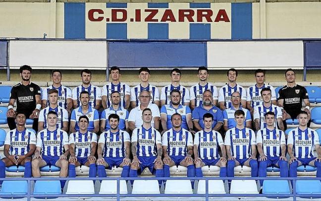 La plantilla del Izarra posa en la grada de Merkatondoa.