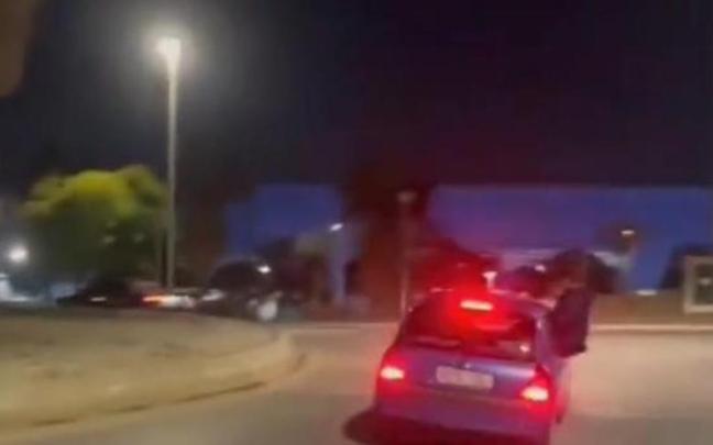 El Renault Clio, con el copiloto sentado en la ventanilla. El Renault Clio, con el copiloto sentado en la ventanilla.