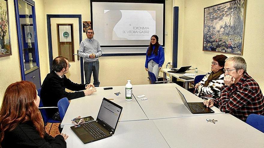 David y Leire exponen su tema de investigación ante el tribunal de Jesús Obrero, ayer.