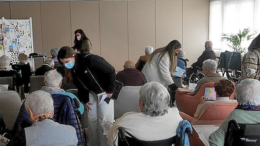 Momento de la campaña con alumnos y alumnas y residentes de La Vaguada y el centro Bidealde.