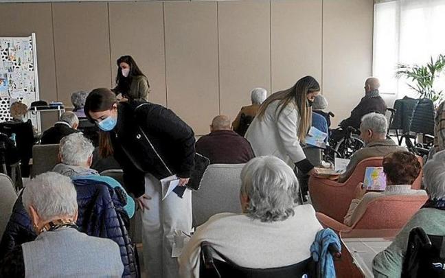 Momento de la campaña con alumnos y alumnas y residentes de La Vaguada y el centro Bidealde.