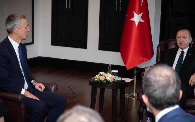 El secretario general de la OTAN, Jens Stoltenberg, junto al presidente turco en una imagen de archivo.