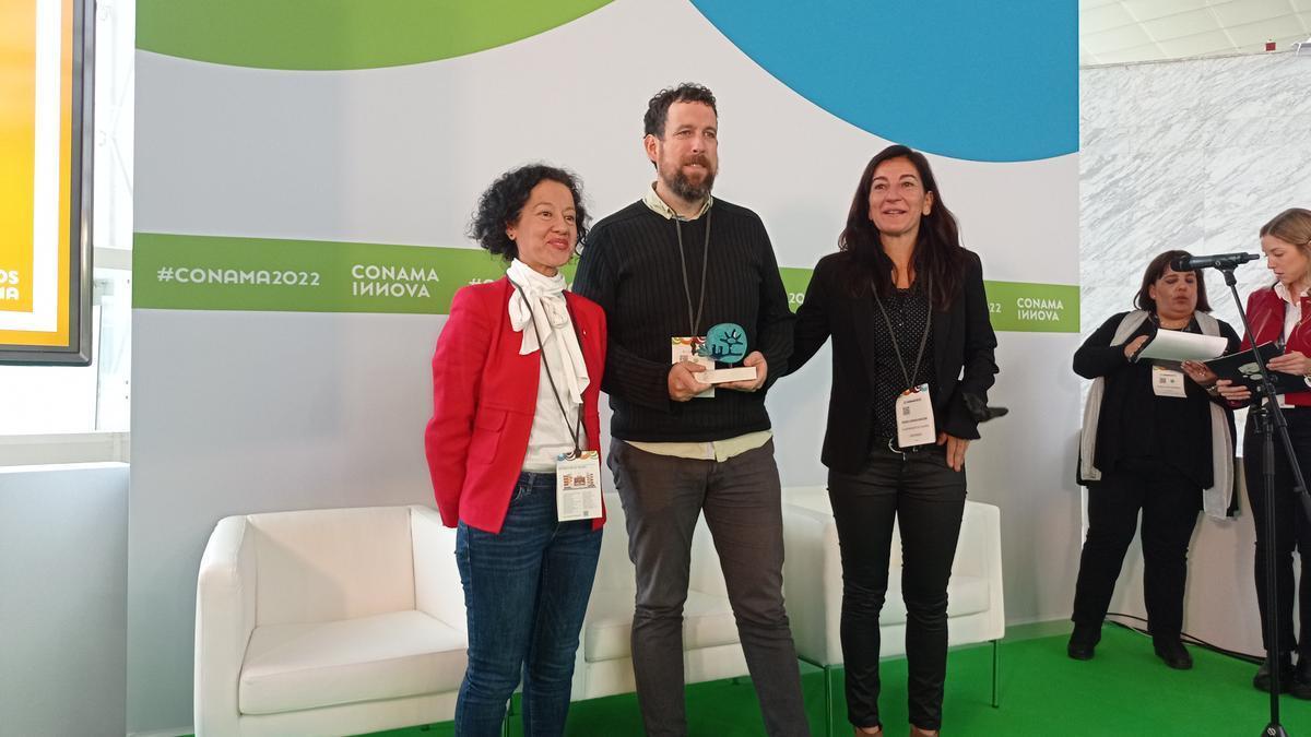 El alcalde de Villava, Mikel Oteiza, y la edil Irene Latasa (derecha), en la entrega de premios celebrada en Madrid.