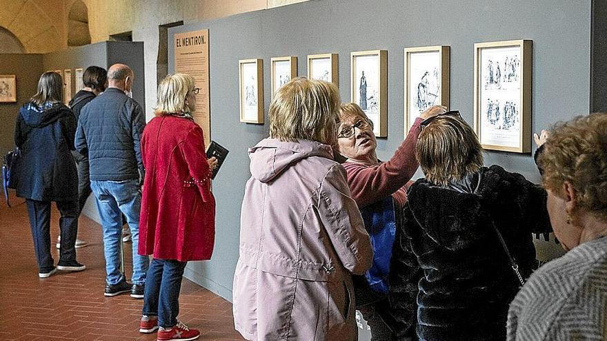 Varias personas en una muestra temporal en el Heraclio Fournier de Naipes (Bibat). | FOTO: JORGE MUÑOZ