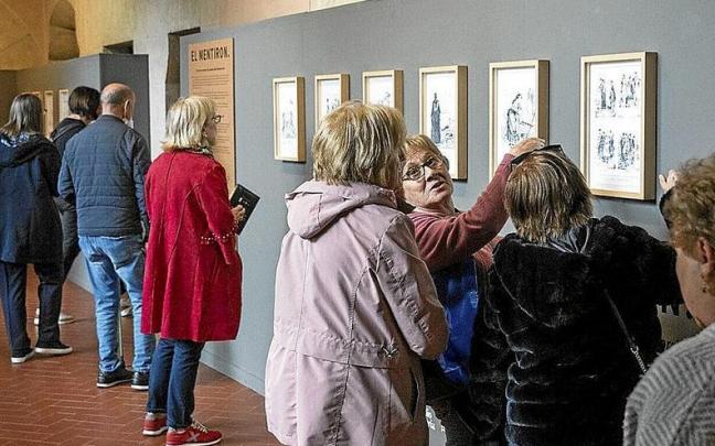 Varias personas en una muestra temporal en el Heraclio Fournier de Naipes (Bibat). | FOTO: JORGE MUÑOZ