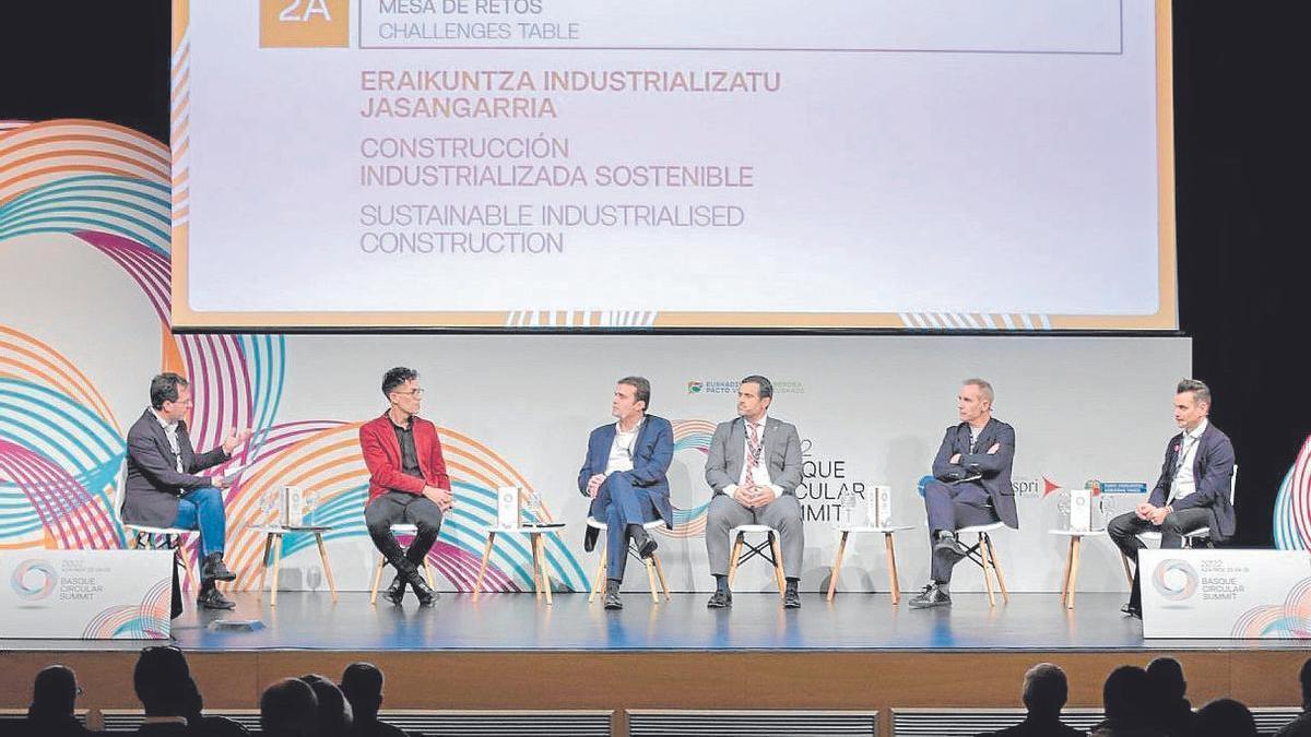 Mesa redonda en el Congreso Basque Circular Summit, sobre la construcción industrializada, celebrada en noviembre de 2022.