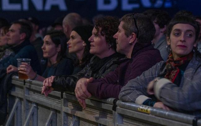 P&uacute;blico en el BEC para asistir al concierto de Hertzainak de esta noche.