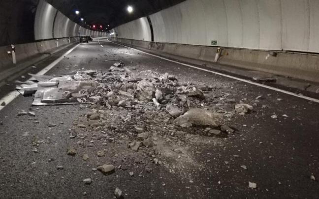 Túnel de Lesarri tras el desprendimiento Túnel de Lesarri tras el desprendimiento