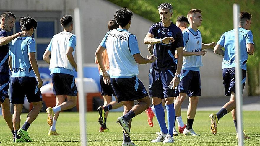 Imanol Alguacil saluda a Jonathan Gómez en el entrenamiento de ayer.