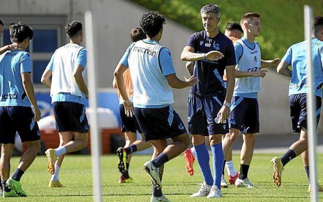 Imanol Alguacil saluda a Jonathan Gómez en el entrenamiento de ayer. Imanol Alguacil saluda a Jonathan Gómez en el entrenamiento de ayer.