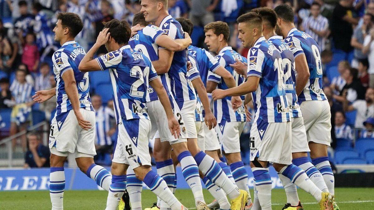 Los jugadores de la Real celebran la victoria ante el Espanyol