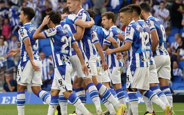 Los jugadores de la Real celebran la victoria ante el Espanyol