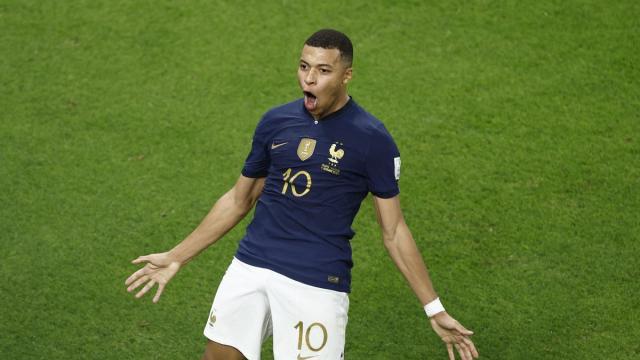 Mbappé celebra su segundo gol a Polonia Mbappé celebra su segundo gol a Polonia