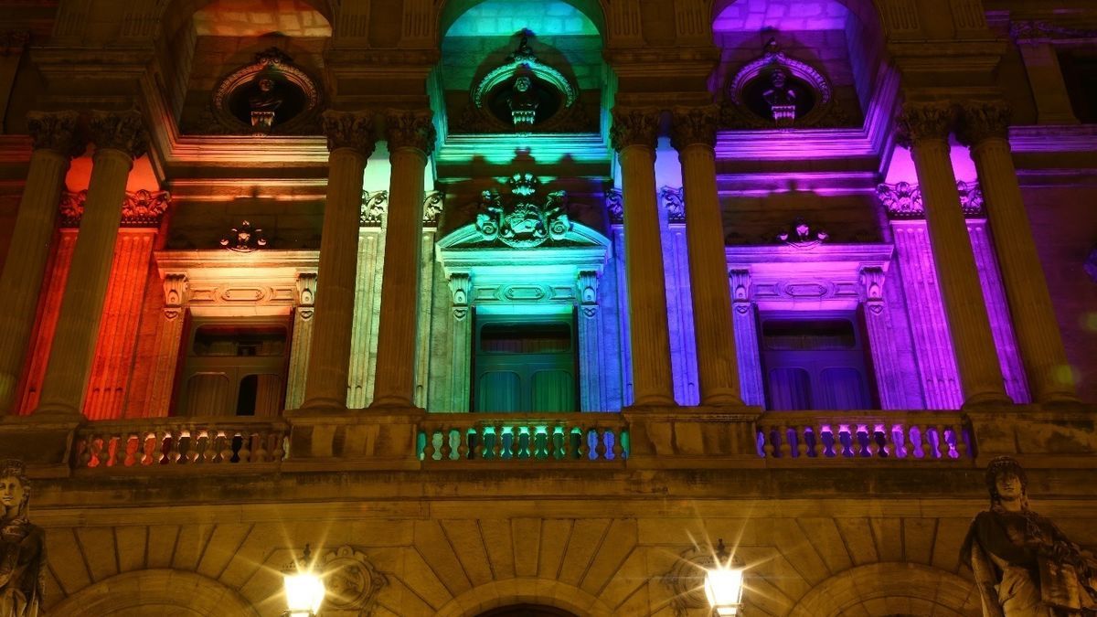 El Ayuntamiento de Bilbao iluminado con los colores del arcoíris.