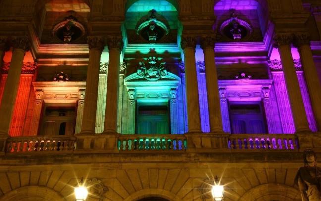 El Ayuntamiento de Bilbao iluminado con los colores del arcoíris. El Ayuntamiento de Bilbao iluminado con los colores del arcoíris.