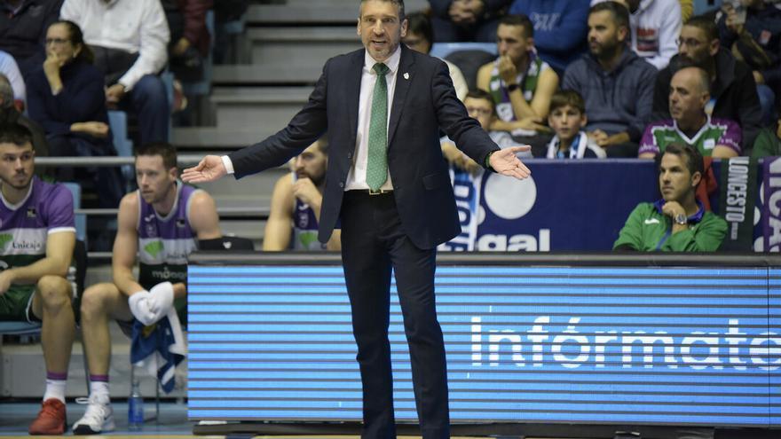 Ibon Navarro da instrucciones a sus jugadores durante un partido