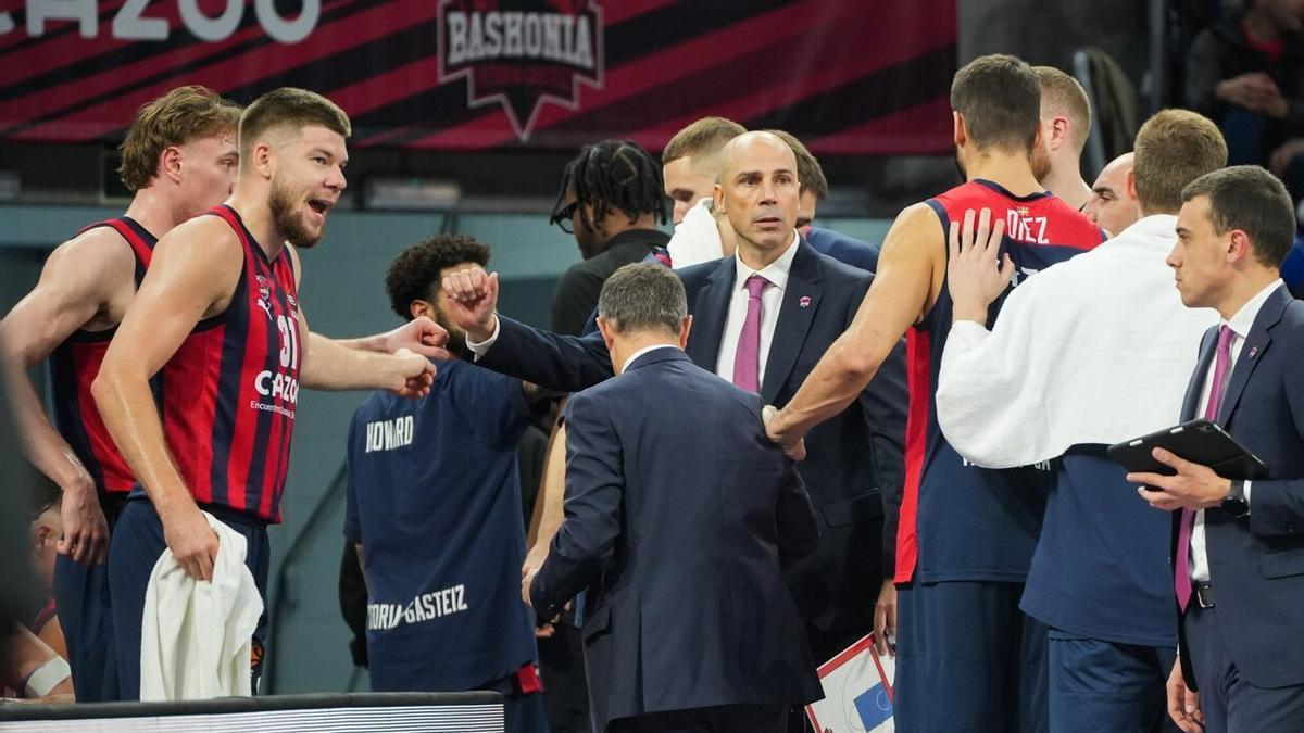 Joan Peñarroya, durante un tiempo muerto del partido entre el Baskonia y el Maccabi