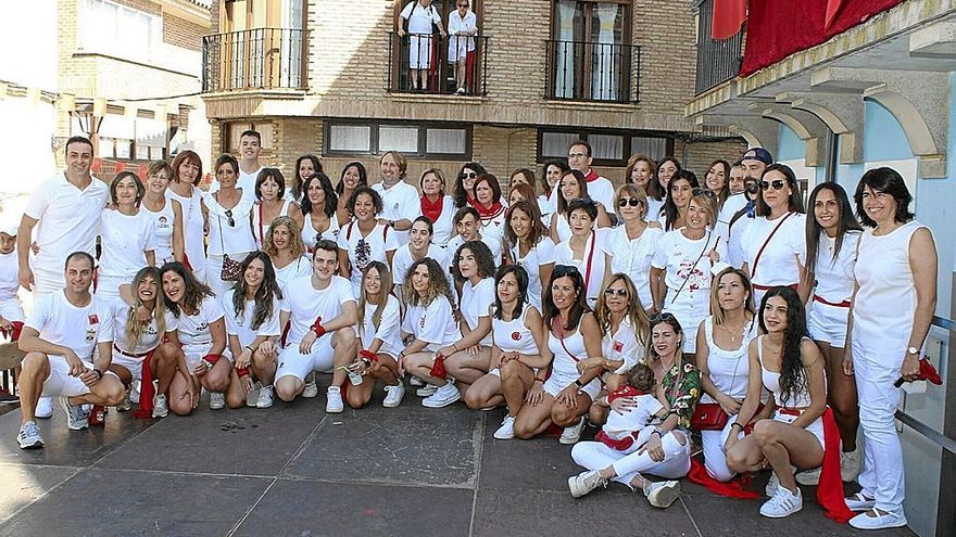 Los ssnitarios posaron juntos antes del inicio de las fiestas de Abitas.