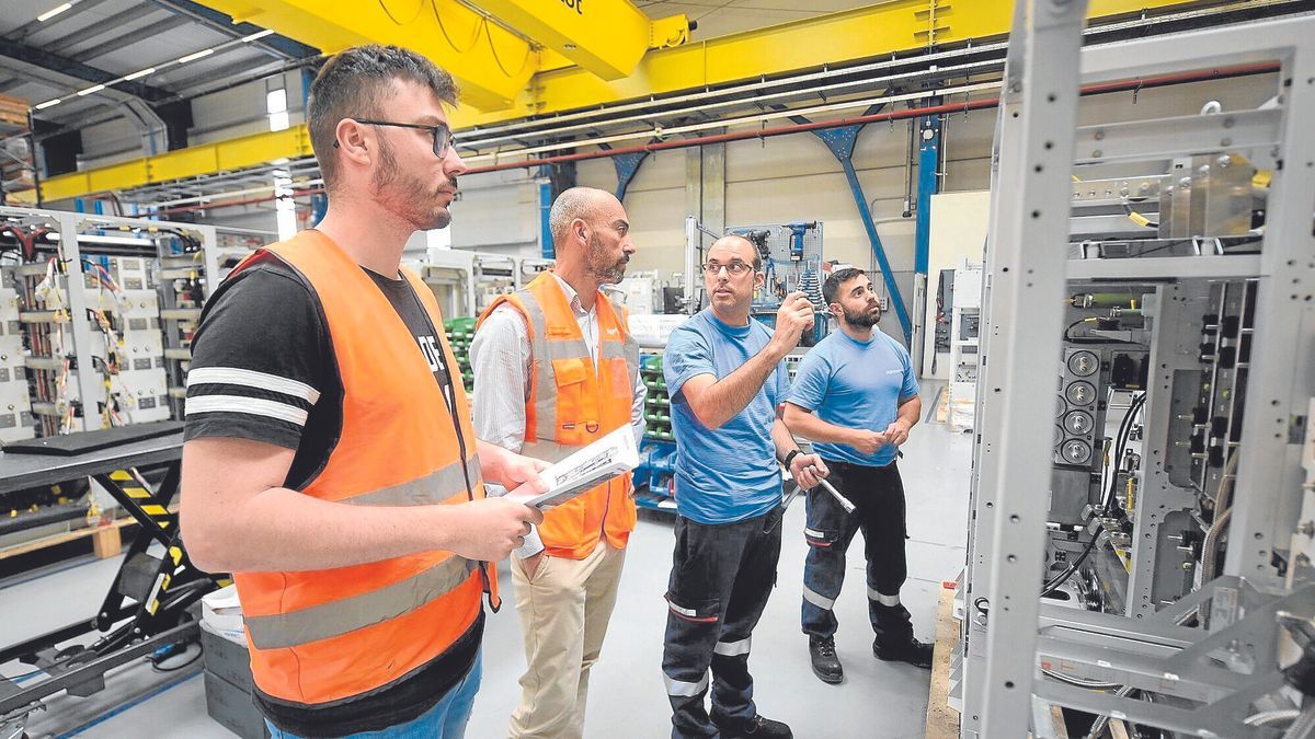 Daniel Iglesias conversa con tres trabajadores de la fábrica de Ortuella.
