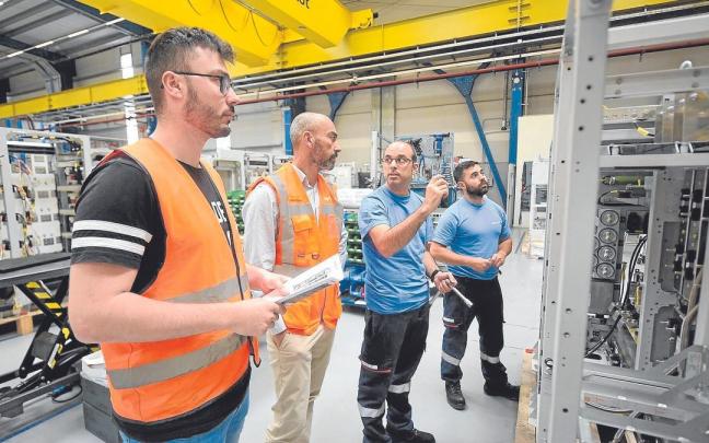 Daniel Iglesias conversa con tres trabajadores de la fábrica de Ortuella. Daniel Iglesias conversa con tres trabajadores de la fábrica de Ortuella.