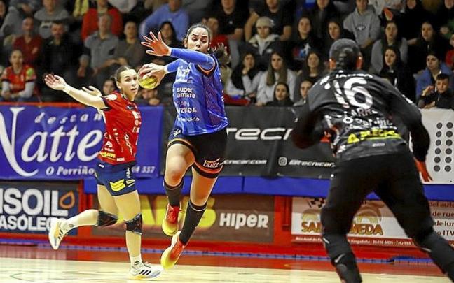 Laura Hernández anotó nueve goles ante el Porriño. | FOTO: N.G.