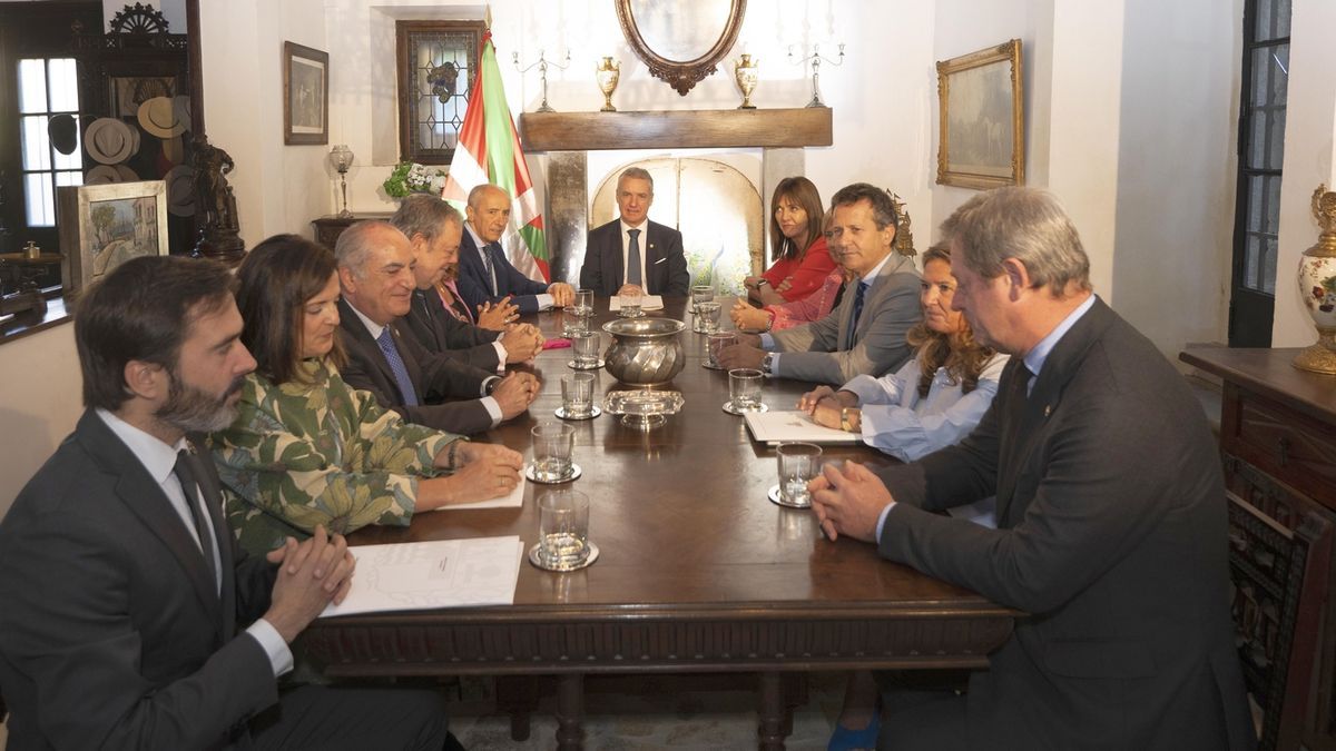 El lehendakari, Iñigo Urkullu, en el Consejo de Gobierno que tuvo lugar en Turtzios para condenar el golpe de Estado de 1936.